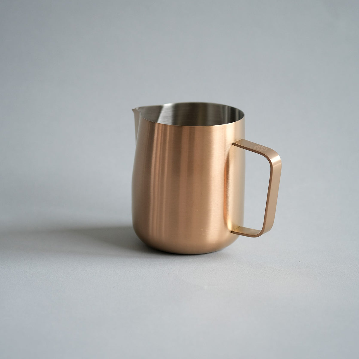WPM Thames Collaboration Flat Top Latte Art Pitcher 600cc — image 8