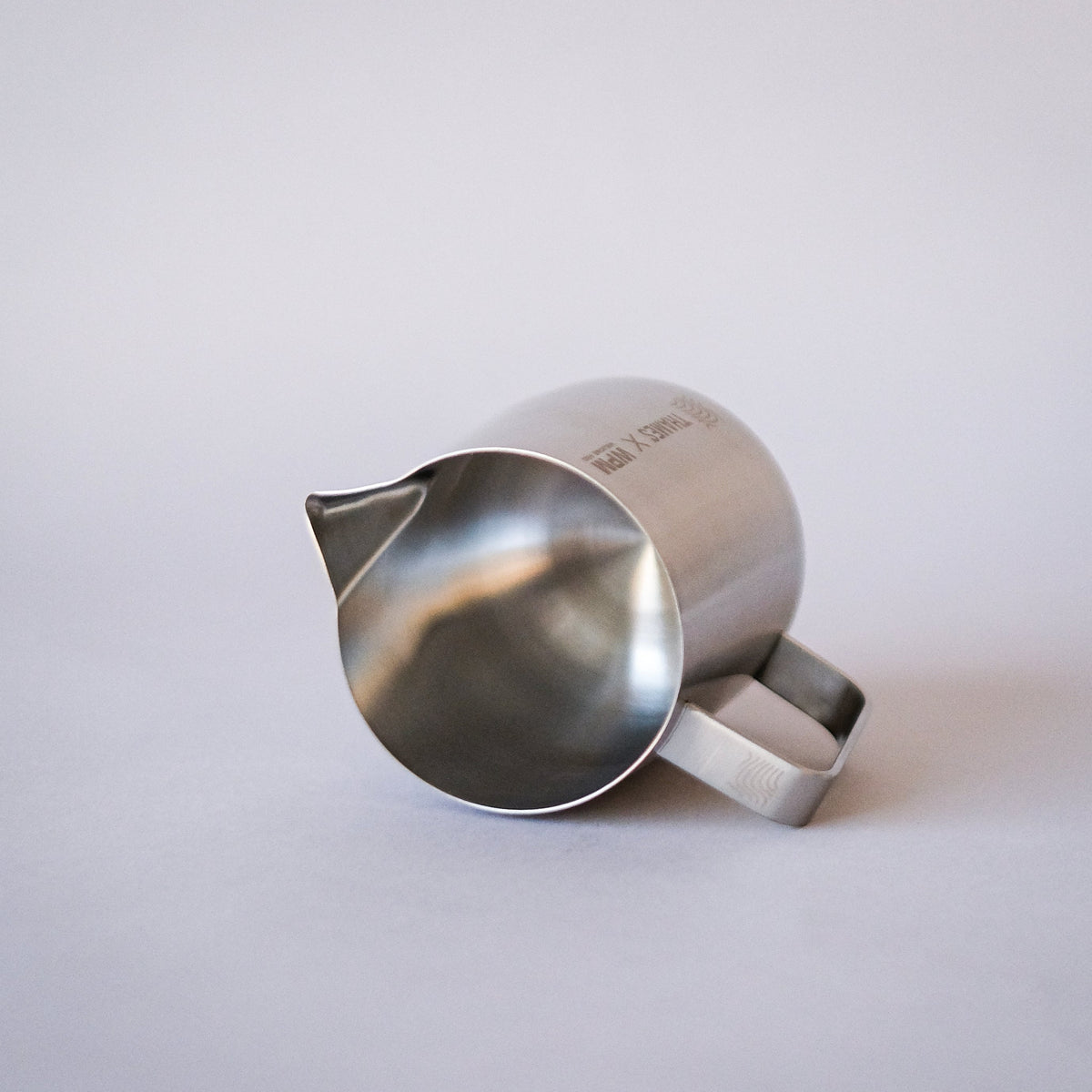 WPM Thames Collaboration Flat Top Latte Art Pitcher 600cc — image 7